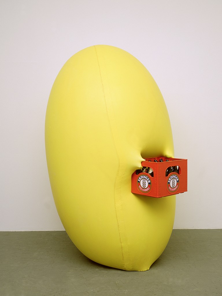 12_o-t-gelbe-skulptur-passend-zu-bierkasten